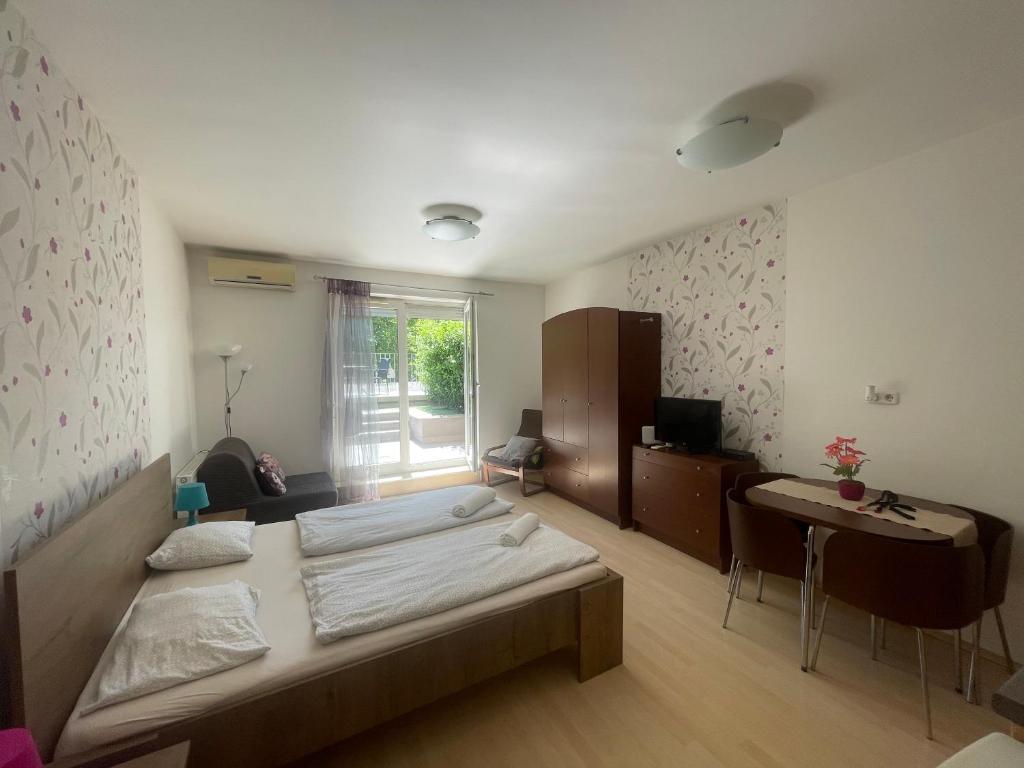 Club218 Holiday Apartman Siófok - Studio With Garden View