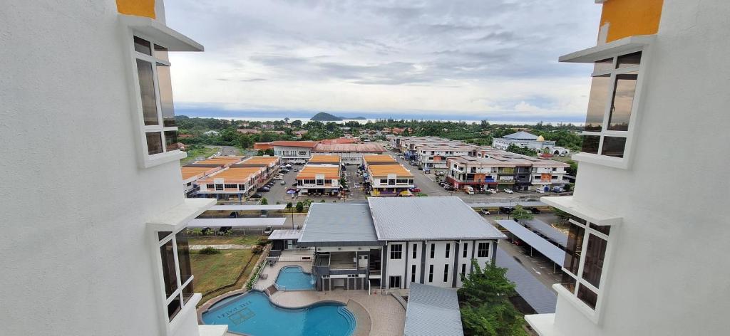 Bazén v ubytování Tn'J Homestay Condominium Kinarut, Papar nebo v jeho okolí