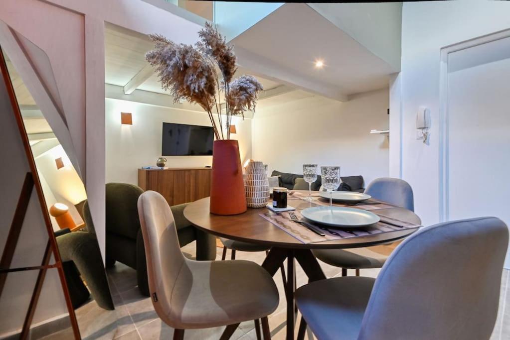 une salle à manger avec une table et des chaises dans l'établissement duplex élégant, dynamique à 100 mètres du vieux port, à Marseille