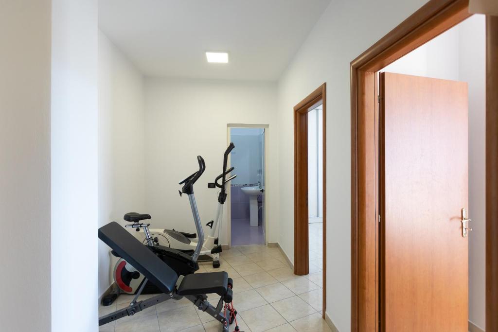 O centro de fitness e/ou as comodidades de fitness de Durres Port View Apartment