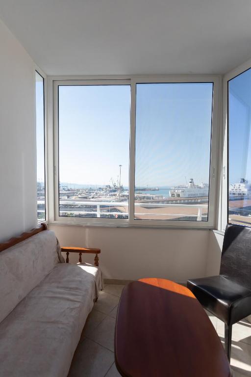 Uma área de estar em Durres Port View Apartment