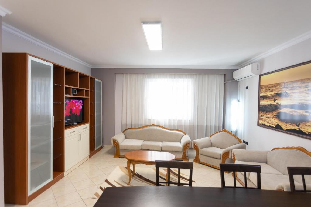 Uma televisão e/ou sistema de entretenimento em Durres Port View Apartment