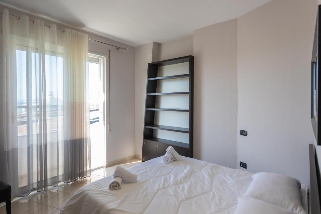 Uma cama ou camas num quarto em Durres Port View Apartment