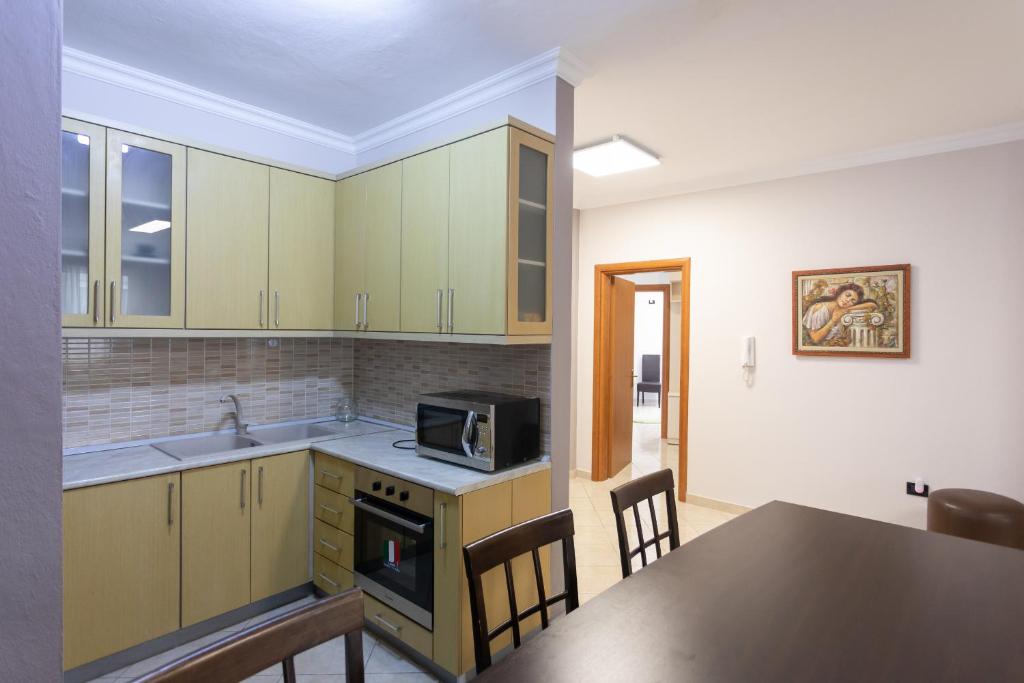 A cozinha ou kitchenette de Durres Port View Apartment