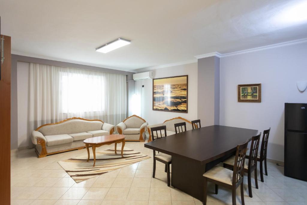 uma sala de estar com uma mesa e uma sala de jantar em Durres Port View Apartment em Durrës
