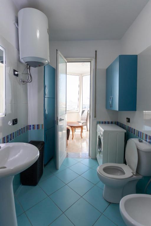 Uma casa de banho em Durres Port View Apartment