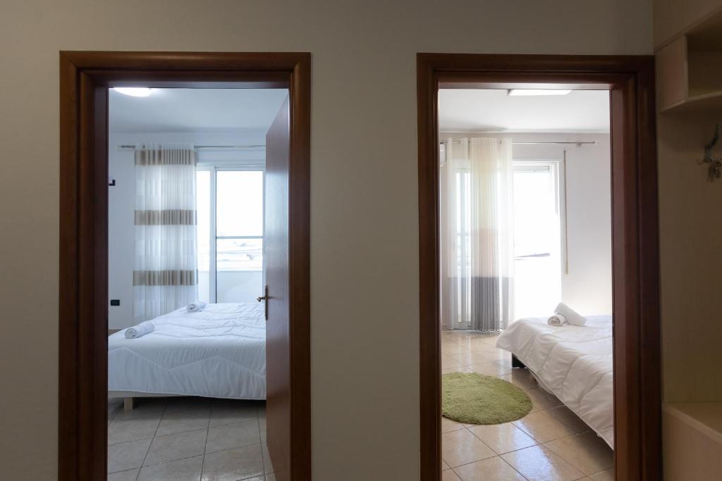 Uma cama ou camas num quarto em Durres Port View Apartment