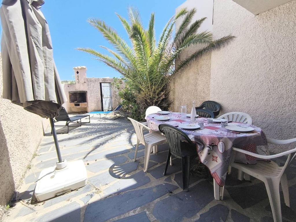 une table et des chaises assises sur une terrasse dans l'établissement 190 CAP D'AGDE, Villa mitoyenne avec jardinet et parking, au Cap d'Agde