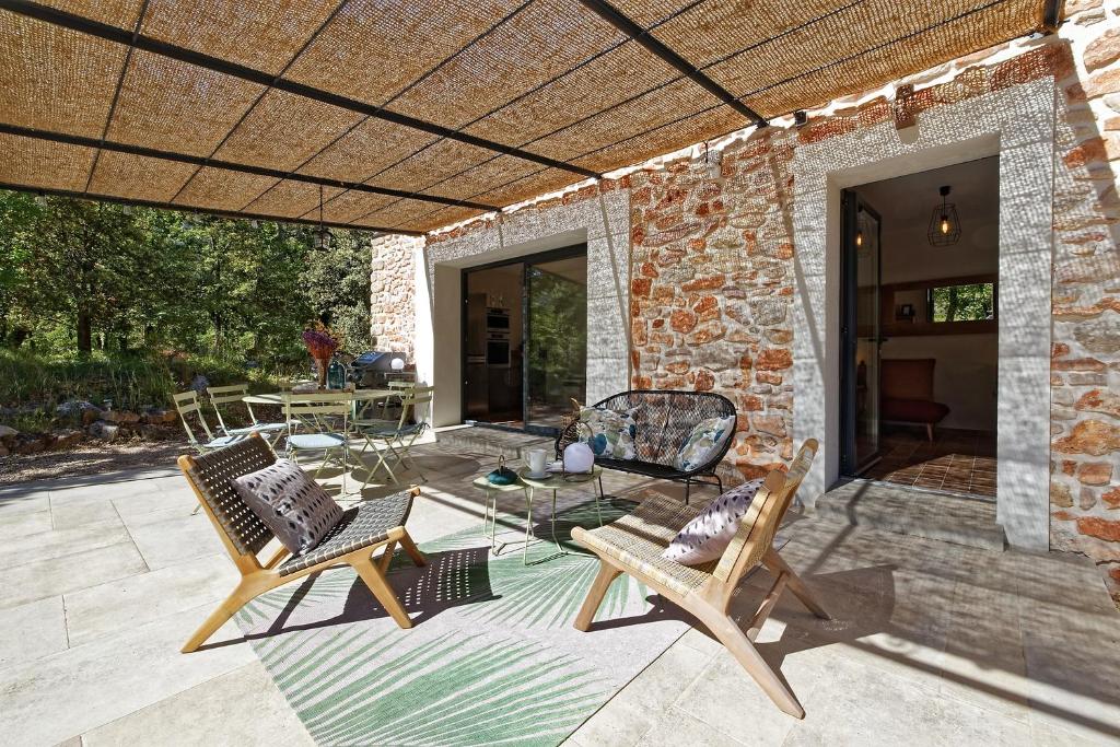 Ein Patio oder anderer Außenbereich in der Unterkunft Villa Cinsault, un bijou pour votre séjour en Provence Verte