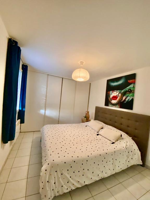 une chambre avec un lit dans une pièce dans l'établissement Appartement 6 personnes, à La Londe-les-Maures