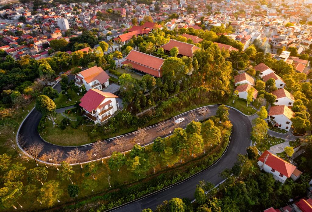 Vue aérienne d'une maison et d'une route dans une banlieue dans l'établissement Senna Wellness Retreat, à Bắc Ninh