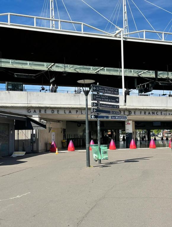 Un bâtiment avec un tas de panneaux devant lui dans l'établissement Stade de France, à Aubervilliers
