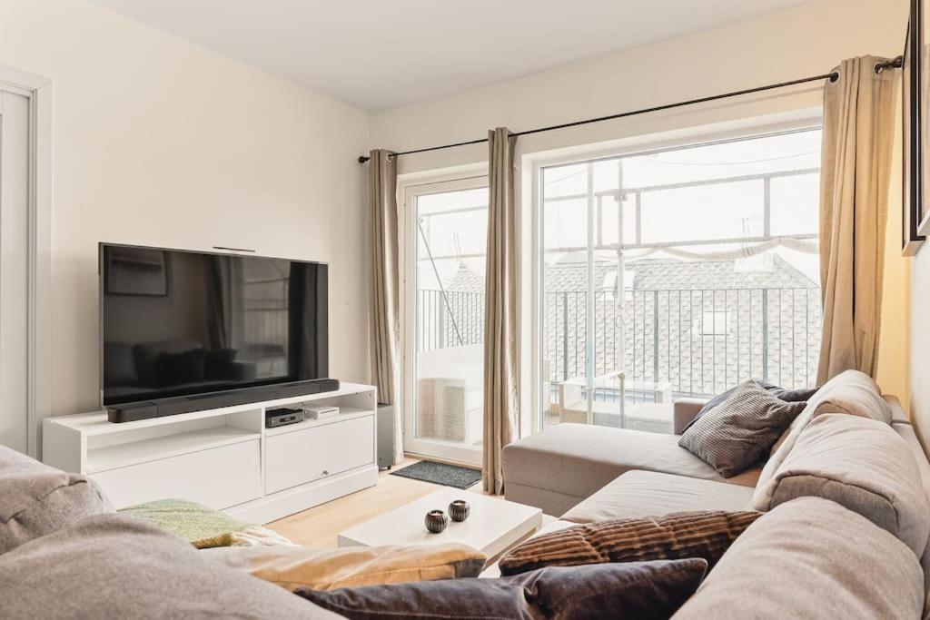 Μια τηλεόραση ή/και κέντρο ψυχαγωγίας στο Dinbnb Apartments I 1 minute to tram! Newly built with balcony & 3 beds