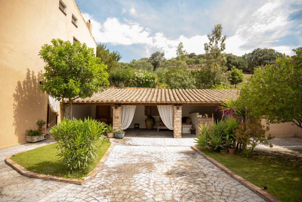 an external view of a house with a courtyard at Il Casale in Teulada