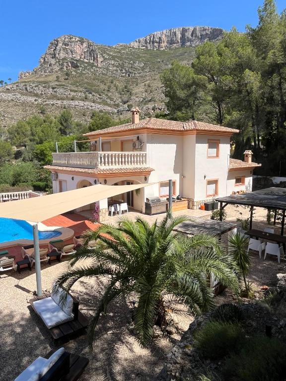 a house with a palm tree and a swimming pool at Casa Luna in La Drova