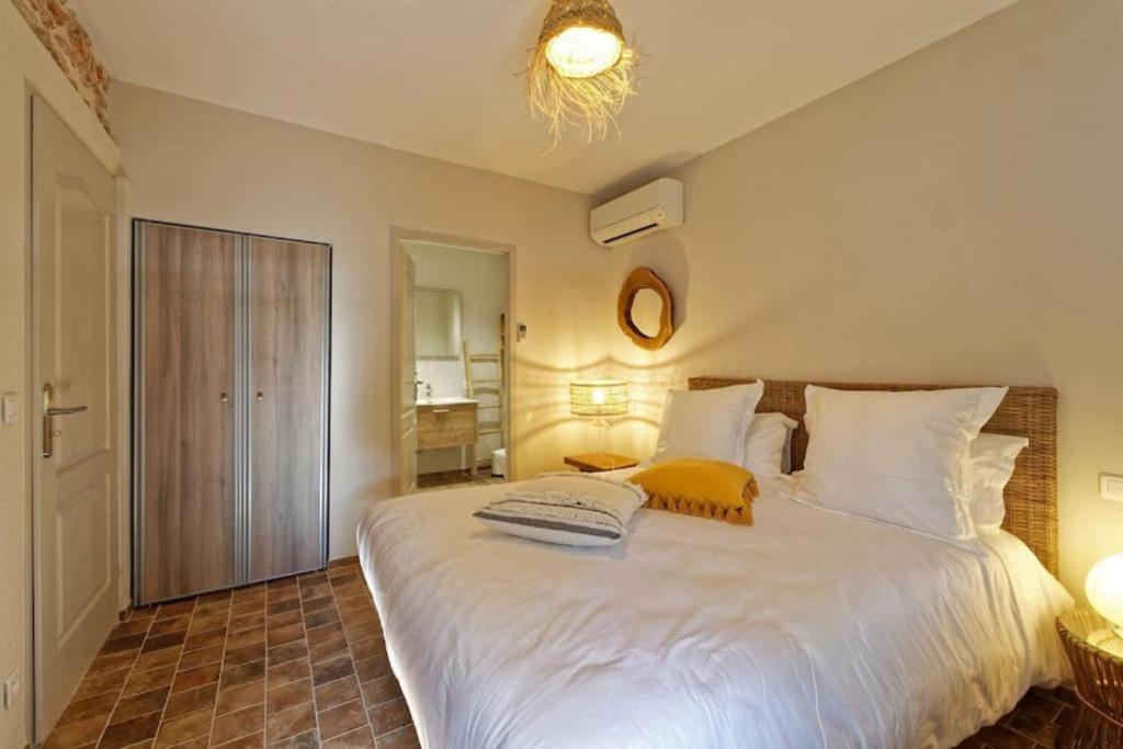 Ein Bett oder Betten in einem Zimmer der Unterkunft Villa Cinsault, un bijou pour votre séjour en Provence Verte