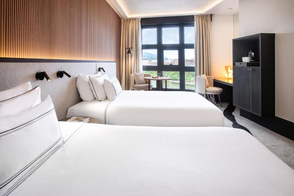 Кровать или кровати в номере Hotel Meliá Bilbao