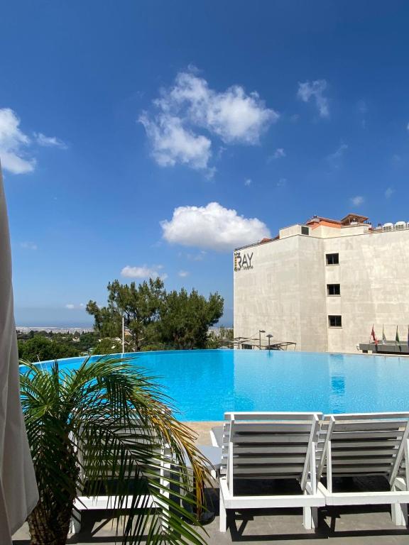 Bazén v ubytování The Ray Hotel and Studios nebo v jeho okolí