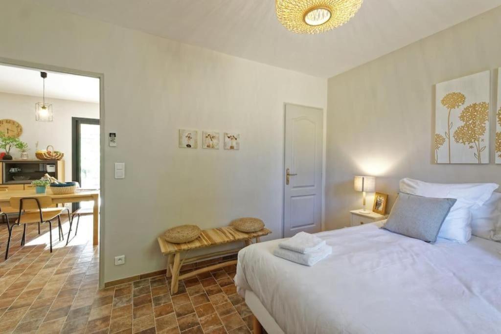 Ein Bett oder Betten in einem Zimmer der Unterkunft Villa Cinsault, un bijou pour votre séjour en Provence Verte