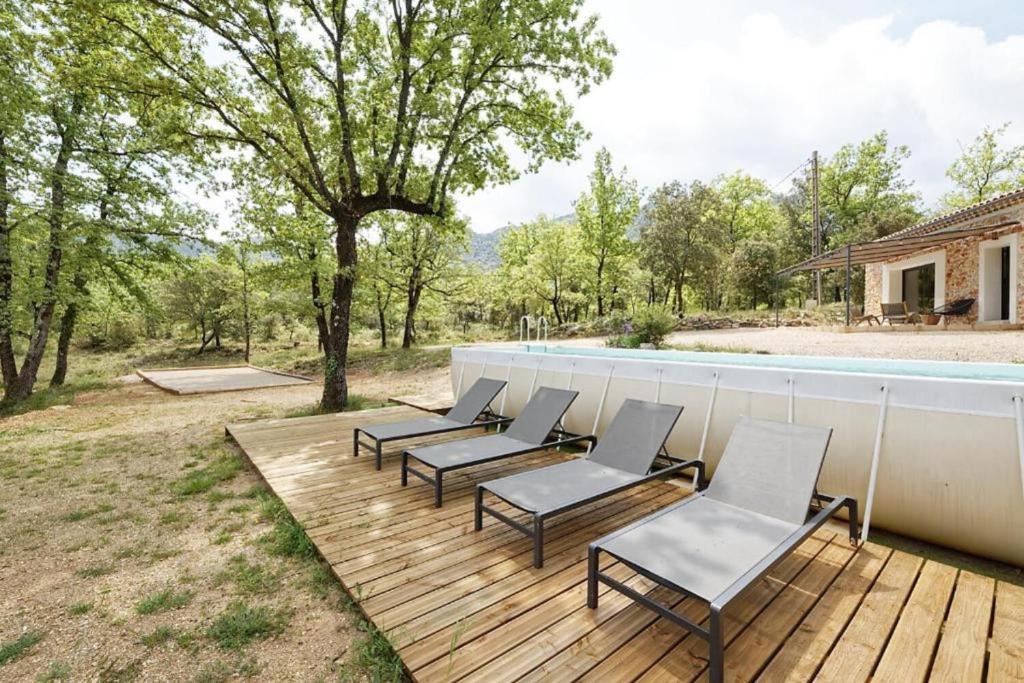 Der Swimmingpool an oder in der Nähe von Villa Cinsault, un bijou pour votre séjour en Provence Verte