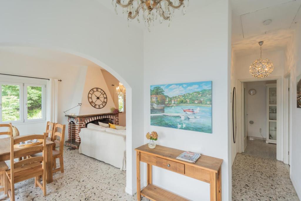 A seating area at Top Lake View Villetta by Rent All Como
