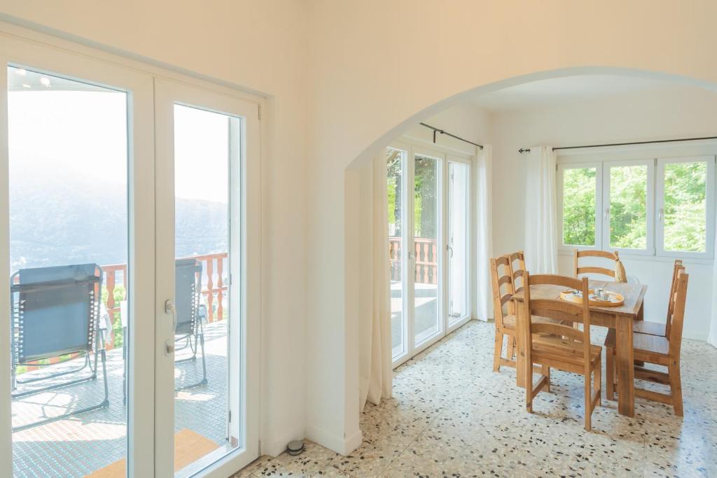 A balcony or terrace at Top Lake View Villetta by Rent All Como