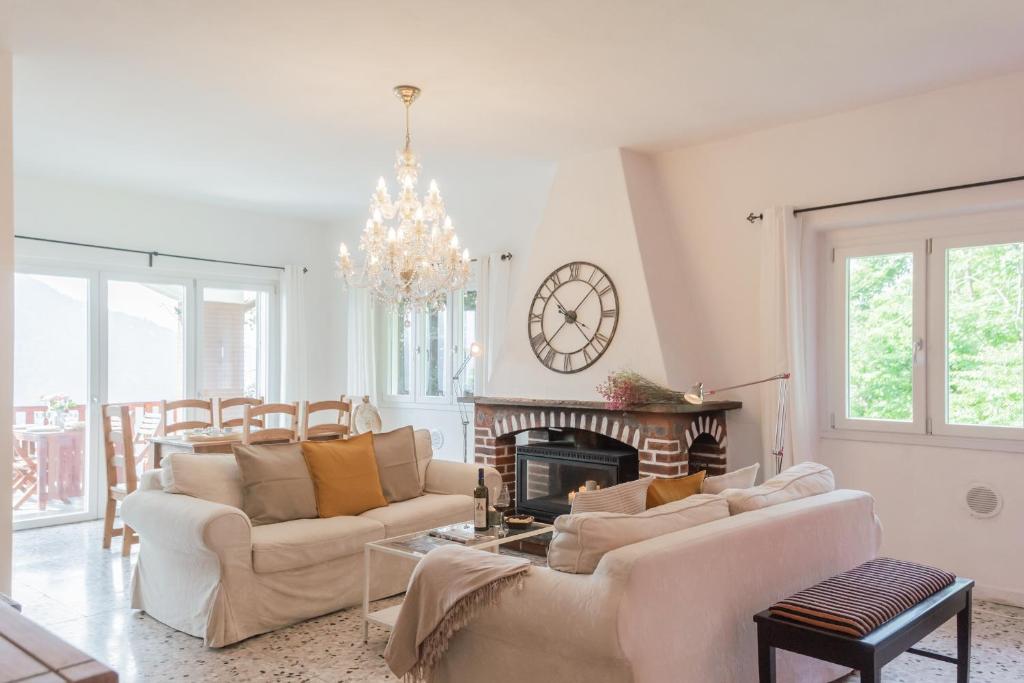 A seating area at Top Lake View Villetta by Rent All Como