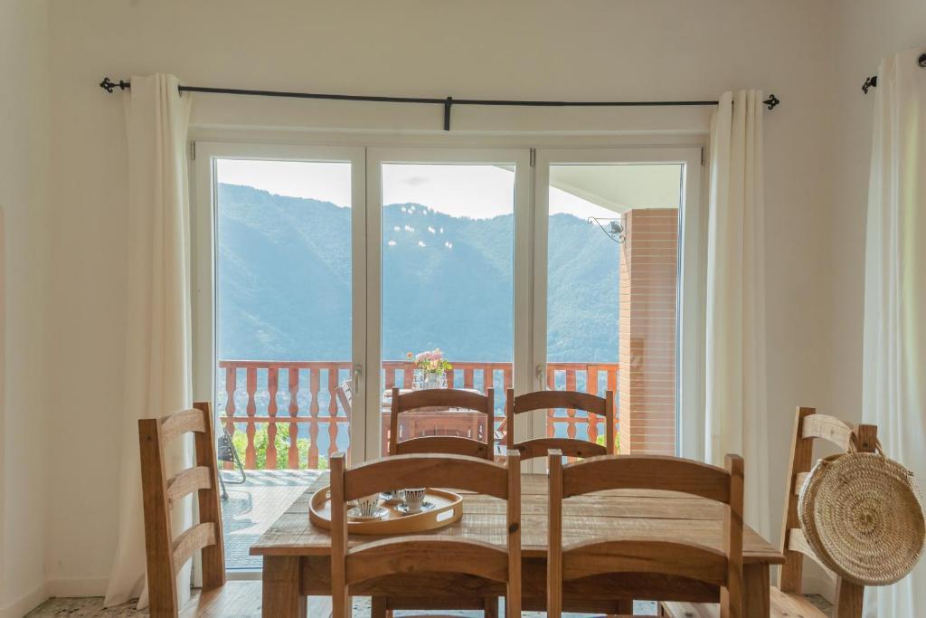 A general mountain view or a mountain view taken from the holiday home