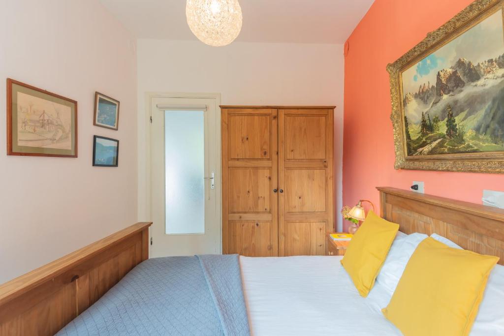 A bed or beds in a room at Top Lake View Villetta by Rent All Como