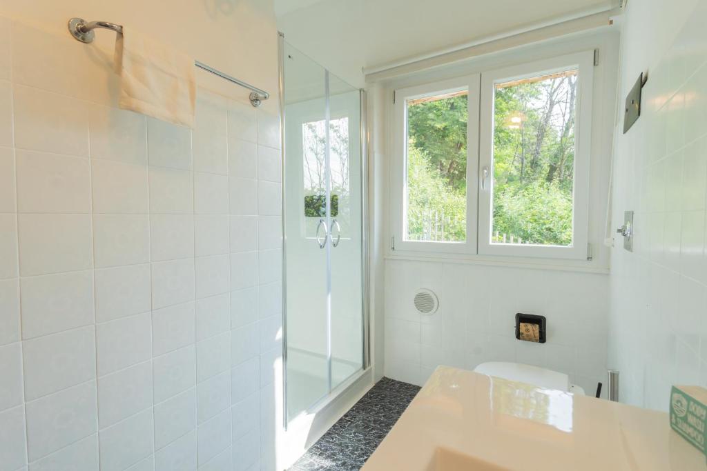 A bathroom at Top Lake View Villetta by Rent All Como