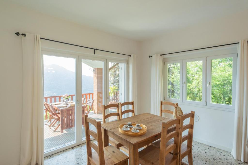 A balcony or terrace at Top Lake View Villetta by Rent All Como