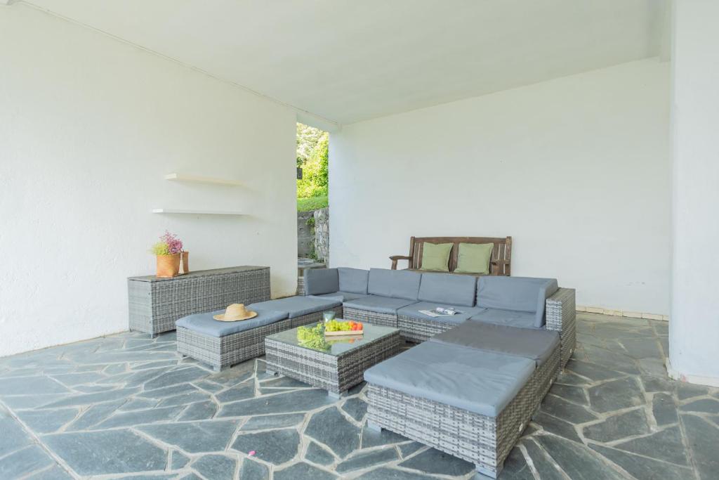 A seating area at Top Lake View Villetta by Rent All Como