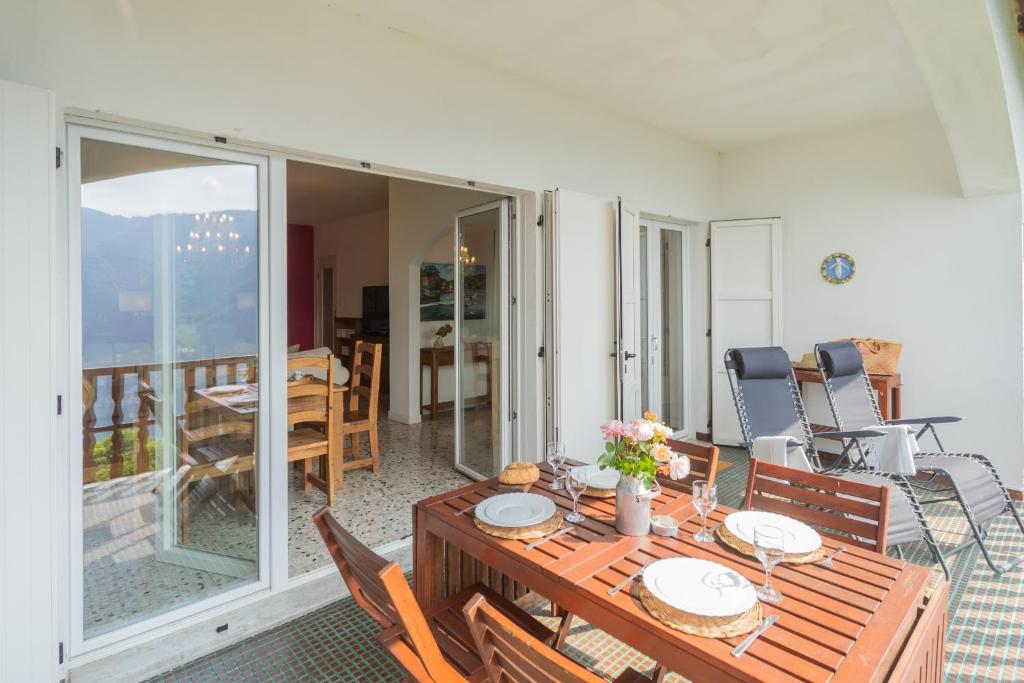 A balcony or terrace at Top Lake View Villetta by Rent All Como