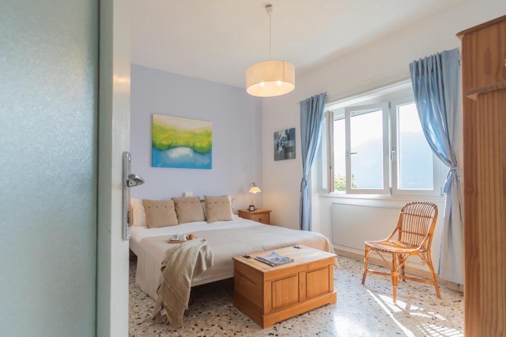 A bed or beds in a room at Top Lake View Villetta by Rent All Como