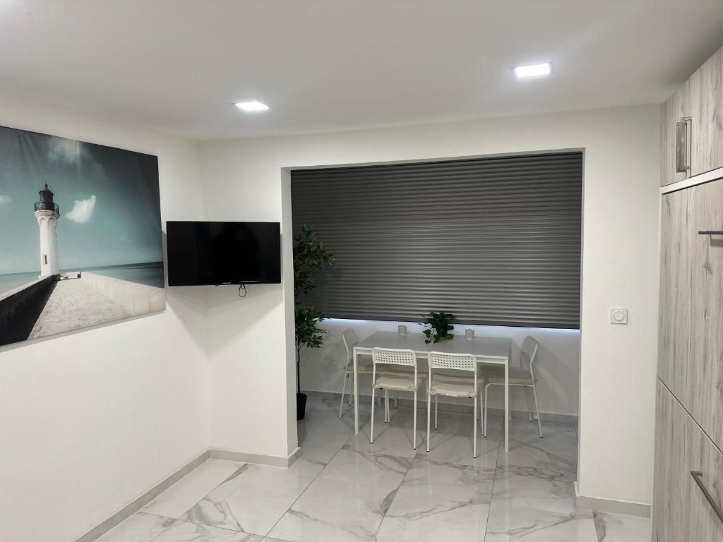 TV a/nebo společenská místnost v ubytování Studio vue sur le port