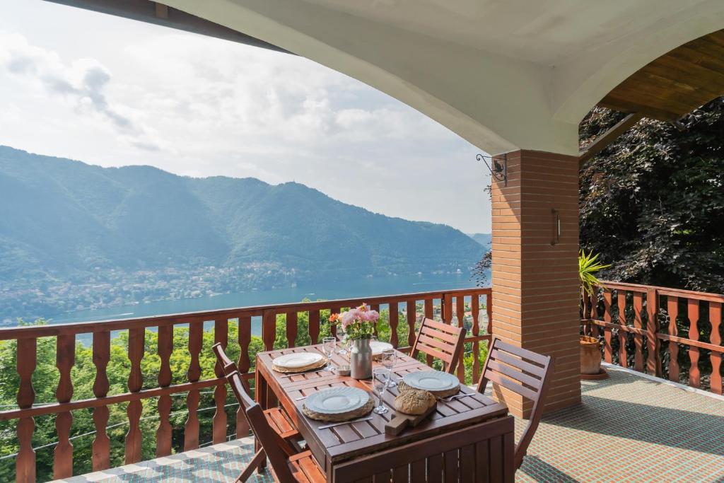 A general mountain view or a mountain view taken from the holiday home