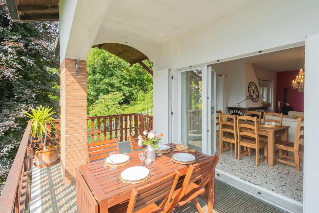 A balcony or terrace at Top Lake View Villetta by Rent All Como