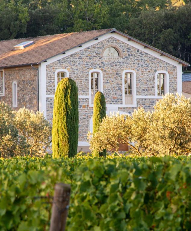 Ein Garten an der Unterkunft Villa Cinsault, un bijou pour votre séjour en Provence Verte