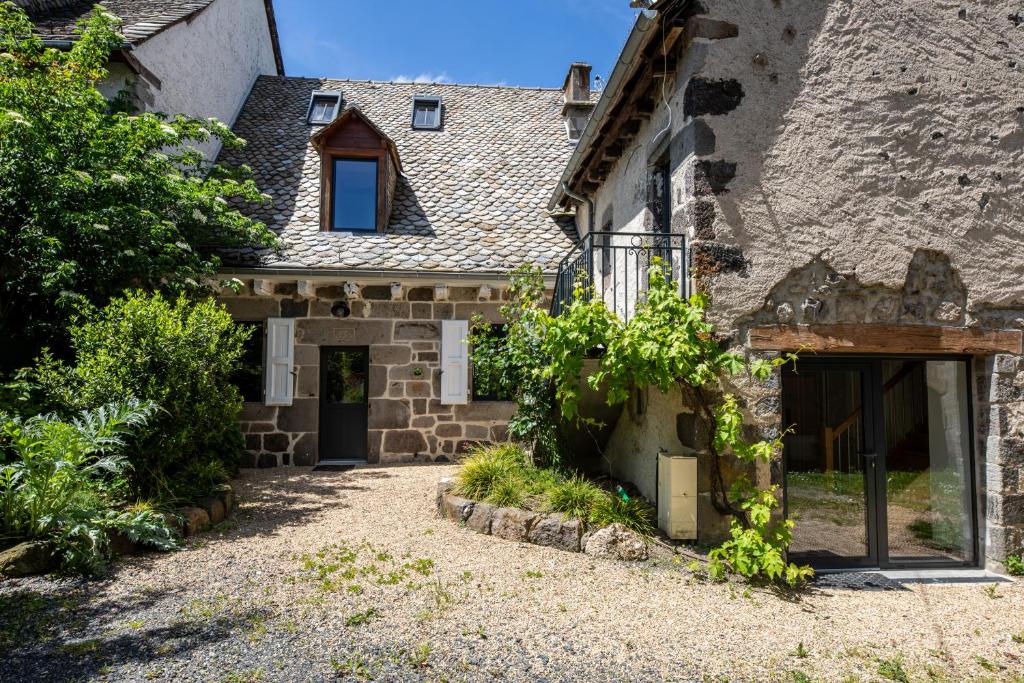 an external view of a stone house at Chez Mimi - La Petite Maison in Raulhac