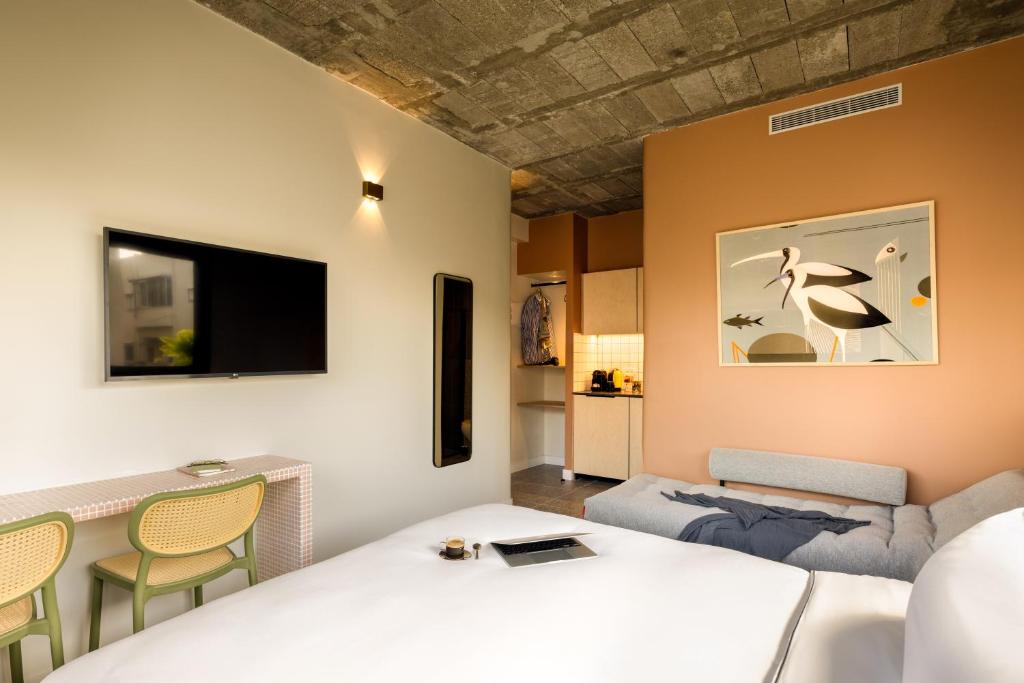 TV a/nebo společenská místnost v ubytování Savanna - by Loginn Tel-Avivian hotels