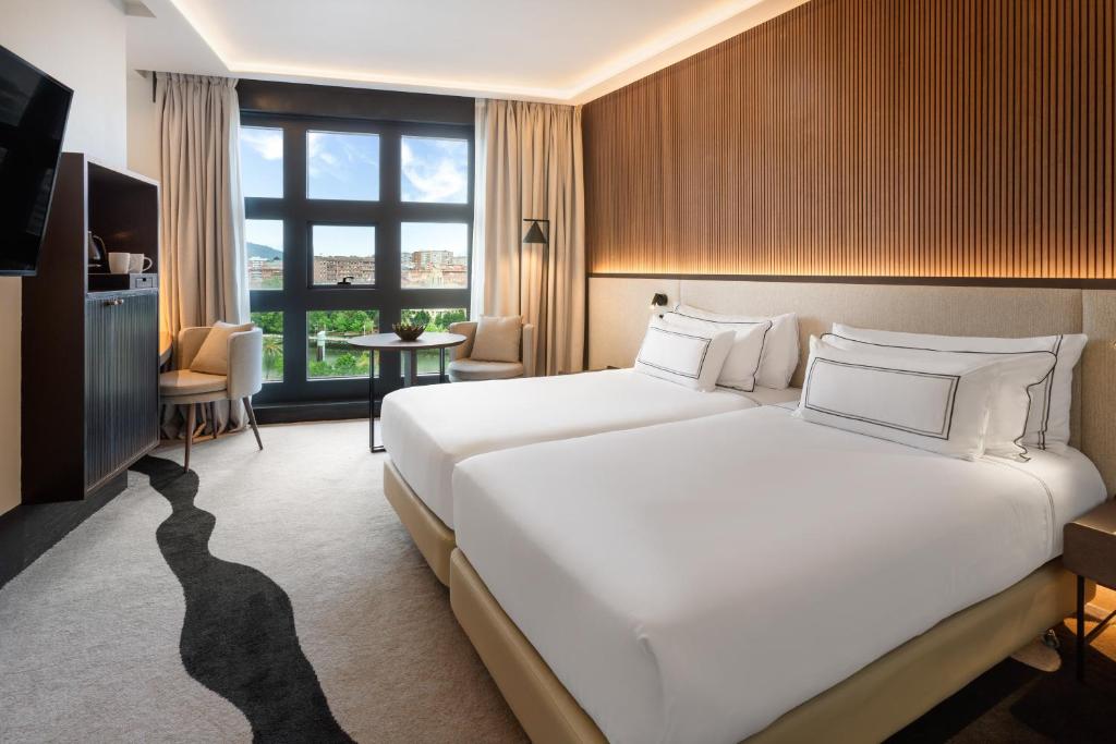 Кровать или кровати в номере Hotel Meliá Bilbao