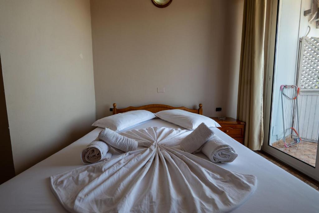 Postel nebo postele na pokoji v ubytování Hotel Nika Radhime