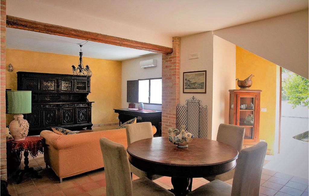 a living room with a table and a couch at Amazing Home In Chiaramonte Gulfi in Chiaramonte Gulfi