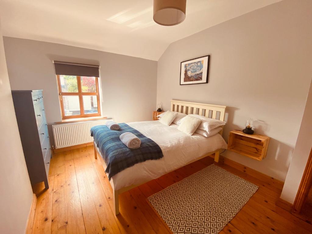 Кровать или кровати в номере Cosy 3 bedroom townhouse with wood pellet stove!
