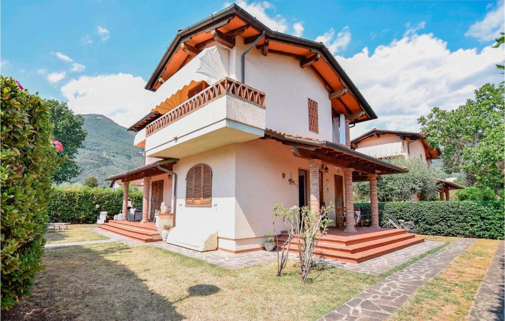 Casa blanca pequeña con balcón en Casa Nonna Dora, en Camaiore