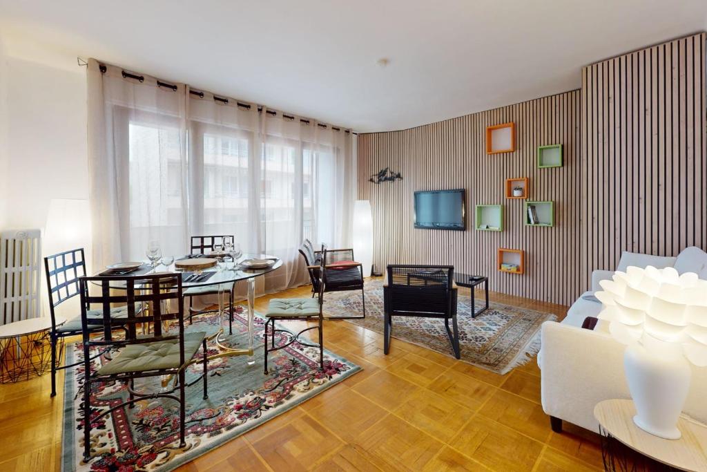 un salon avec une table, des chaises et un canapé dans l'établissement LES MARMOTTES T4 à deux pas du lac, à Annecy