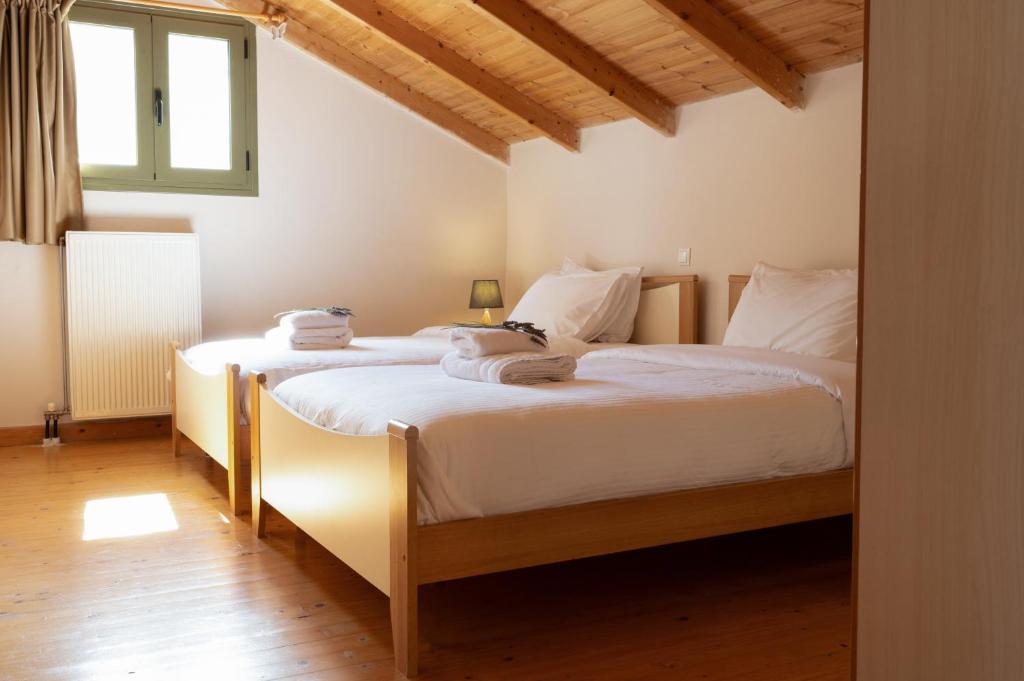 Postel nebo postele na pokoji v ubytování Agrotospita Country Houses