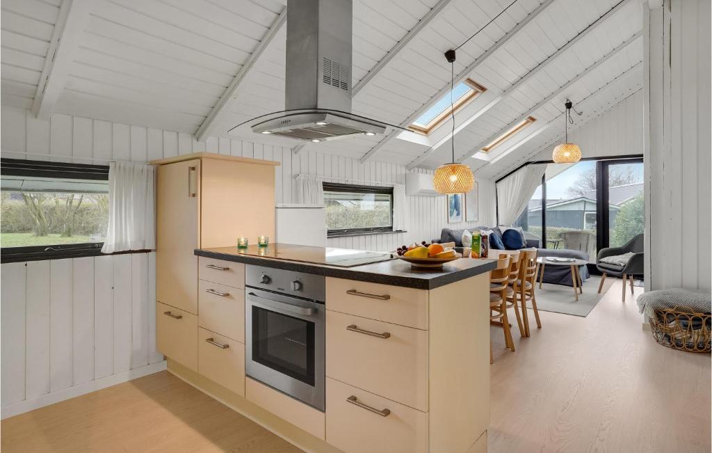 Kuchyň nebo kuchyňský kout v ubytování Three-Bedroom Holiday Home In Egernsund