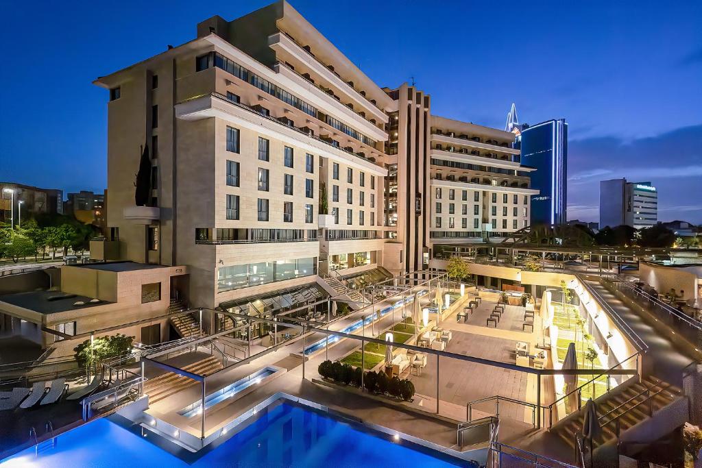 Bazén v ubytování Hotel Nelva nebo v jeho okolí