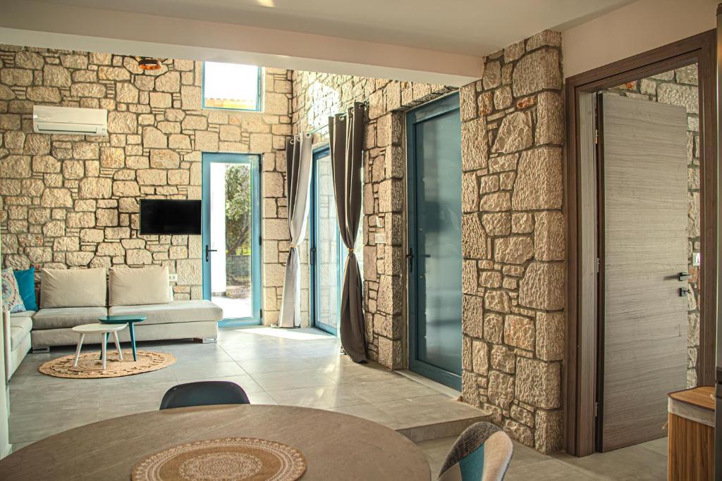 TV a/nebo společenská místnost v ubytování Anasa Rustic Villa